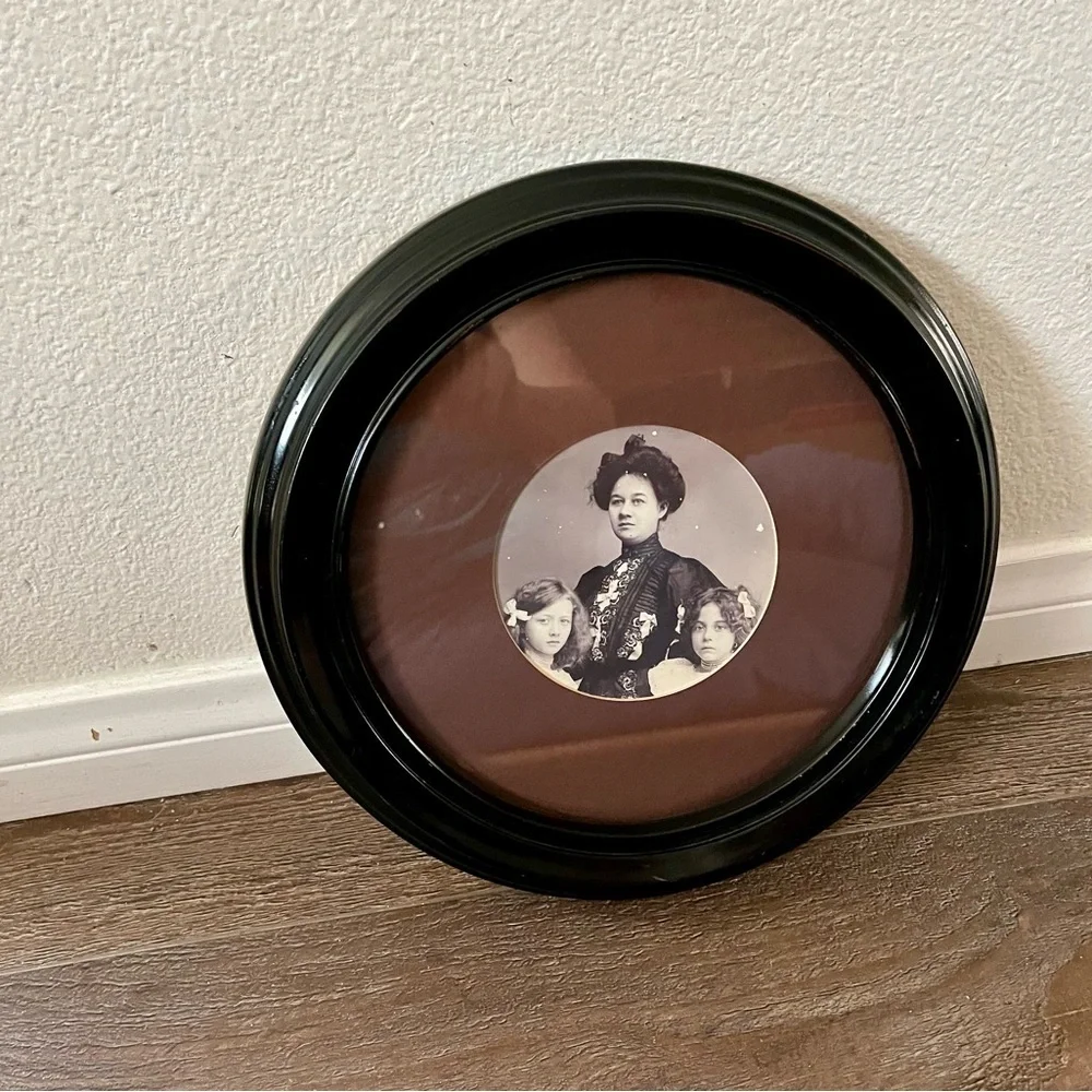 Vintage Wooden Elegant Black Round Photo Frame